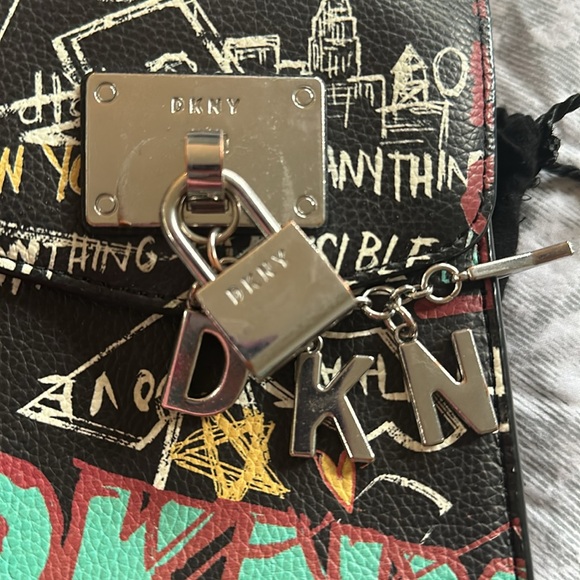 DKNycross body bag (NYC theme) - Picture 3 of 8